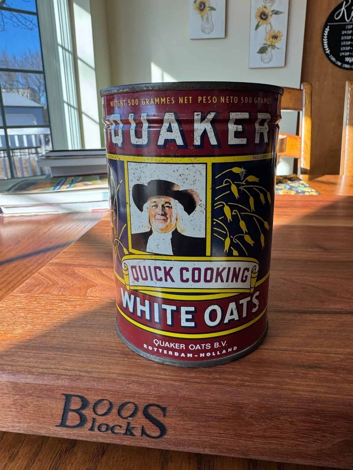 Can of old white Quaker Oats.